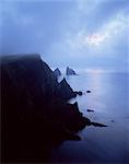 Côte nord de Fair Isle, avec pile de Skroo dans la brume au loin, Fair Isle, îles Shetland, Ecosse, Royaume-Uni, Europe