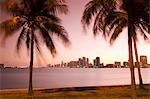 Skyline du centre-ville de Miami au crépuscule, Miami, Floride, États-Unis d'Amérique, Amérique du Nord