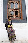 Bhoutanaise femme en costume traditionnel, Trashi Chhoe Dzong, Thimphu, Bhoutan, Asie