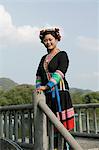 Jeune femme de la tribu de montagne de Yao minoritaire, avec le costume traditionnel, rivière Li, Yangshuo, Province de Guangxi, Chine, Asie