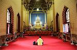 Mann und Mönche beten, Wat Benchamabophit (Marmor-Tempel), Bangkok, Thailand, Südostasien, Asien