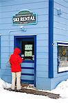 Femme entre dans le magasin de location de ski, Breckenridge, montagnes Rocheuses, Colorado, États-Unis d'Amérique, Amérique du Nord