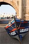 Bateau de pêche hors de l'eau, Essaouira, Maroc, l'Afrique du Nord, Afrique