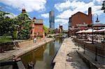 Chalet du canal et les éclusiers à Castlefield avec la tour Beetham dans le fond, Manchester, Angleterre, Royaume-Uni, Europe