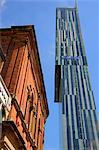 Ancien bâtiment avec la tour Beetham dans le fond, Manchester, Angleterre, Royaume-Uni, Europe