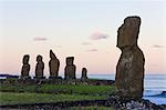 Moai statues de Pierre au Ahu Vai Uri, Rapa Nui (île de Pâques), patrimoine mondial de l'UNESCO, Chili, Amérique du Sud