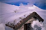 Rauchen Sie vom Kamin, da Herd, sich innerhalb einer begraben Steinhütte, Rondane Nationalpark, Norwegen, Skandinavien, Europa ausgelöst wird