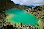 Un des lacs émeraude, cratères d'explosion remplis d'eau minéral teinté, sur le Mont Tongariro, Parc National de Tongariro, patrimoine mondial de l'UNESCO, plateau central, North Island, Nouvelle-Zélande, Pacifique