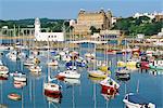 Bateaux de plaisance dans le port de Scarborough, la célèbre station balnéaire sur la côte du North Yorkshire, Angleterre, Royaume-Uni, Europe