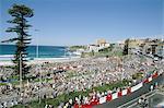 Concurrents dans la ville annuelle à course de Surf à l'arrivée à Bondi, Sydney, New South Wales, Australie, Pacifique