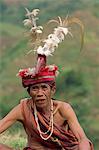 Bildnis eines älteren Mannes des Stammes der Ifugao tragen ein gewebten Hut mit Federn geschmückt, geschnitzten Vogel bei Banaue, Mountain Province, Nord-Luzon, Philippinen, Südostasien, Asien