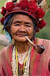 Porträt einer älteren Frau des Stammes der Ifugao tragen ein gewebten Hut mit Federn geschmückt, geschnitzten Vogel bei Banaue, Mountain Province, Nord-Luzon, Philippinen, Südostasien, Asien