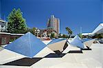 Moderne Skulptur zwischen Parliament House und dem Festival-Zentrum auf der Nordterrasse im Herzen der Hauptstadt von South Australia mit dem Hyatt-Hotel darüber hinaus, Adelaide, South Australia, Australien, Pazifik