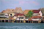Échasses traditionnelles maisons de la rivière de Terengganu à Kuala Terengganu, capitale de l'état de Terengganu, Malaisie, Asie du sud-est, Asie