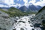 La rivière Hooker s'écoulant depuis le Glacier Hooker, hanging glaciers sous Mont Sefton au-delà, Mount Cook National Park, Alpes du Sud, Canterbury, île du Sud, Nouvelle-Zélande, Pacifique