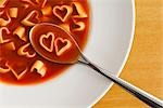 Soupe avec des pâtes en forme de coeur