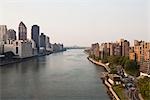 East River entre Manhattan et Roosevelt Island, New York City, New York, États-Unis