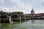 Pont Des Arts über Seineufer, Academie Française im Hintergrund, Paris, Frankreich