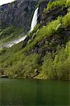 Wasserfall, Fjord bei Flam, Norwegen