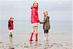 Mutter und Kinder am Meer