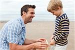 Vater und Sohn am Strand mit Kricket Stümpfe