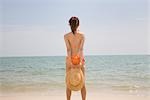 Junge Frau im Bikini stehen am Strand