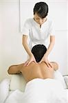 Massothérapeute application massage corporel