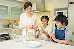 Mutter und Kinder kochen Reisbällchen