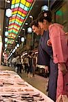 Jeune couple en kimono marché