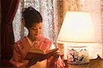 Jeune femme en kimono lecture livre
