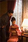 Junges Paar in Kimono-Buch suchen