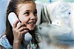 Kleines Mädchen lächelnd mit Festnetz-Telefon