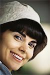 Femme portant chapeau, sourire, portrait