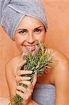 Femme dans la salle de bain avec un bouquet de lavande