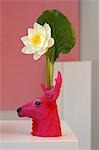 Nénuphar blanc en vase en forme de cerf couleur rose