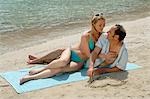 Couple sur la plage sur un tapis