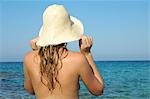 Femme portant un chapeau à la mer