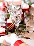 Verre à vin sur une table de Noël
