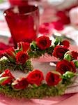 Couronne de forme de coeur avec fleurs roses rouges