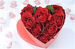 Rote Rosen in einer Heartshape box