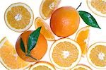 Oranges, les fruits et les moitiés