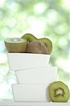 Fruits kiwi dans une pile de bols blanc