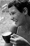 Femme riante avec tasse cappuccino