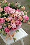 Bouquet de rose de Damas de roses sur un banc de jardin