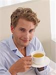 jeune homme avec une tasse de thé