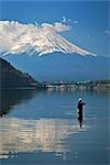 Pêche sur lac Kawaguchi-ko, Mt Fuji en arrière-plan, Japon