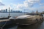 Boot verankert im Hafen an der Welt finanzielle Centre, New York City, New York, USA