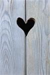 Porte en bois avec forme de coeur