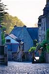 Rue pavées et maisons à l'aube, Dinan, Ille-et-Vilaine, Bretagne, France