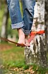 Pieds de l'homme sur la Slackline